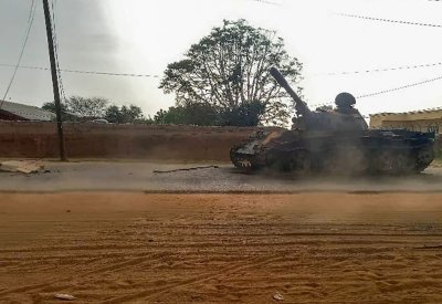 مليونا نازح ونصف مليون لاجئ جراء الحرب بالسودان.. طرق دارفور ملأى بالجثث