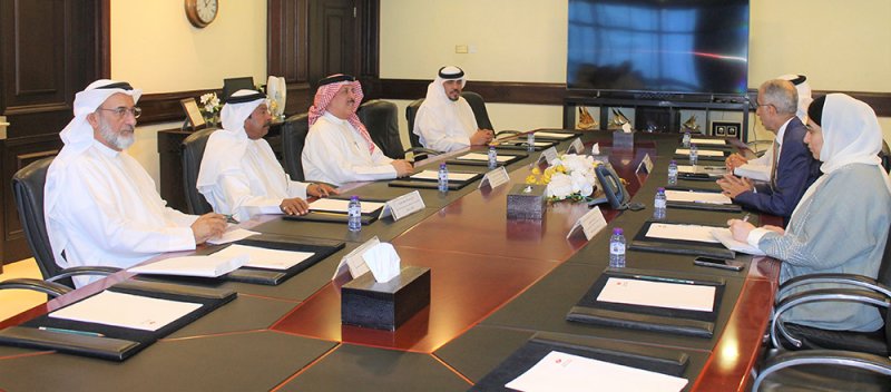 لبحث احتياجاتها الخدمية.. وزير الأشغال يلتقي بعدد من أهالي منطقة عراد