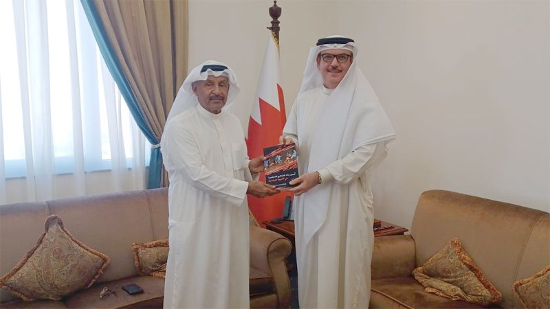 صالح بن هندي يتسلم كتاب أسس بناء المناهج المعاصرة في علوم التربية الرياضية للدكتور فيصل الملا