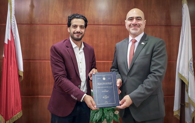 رئيس جامعة البحرين يتسلم نسخة من أطروحة عن الممارسات الوالدية الإيجابية