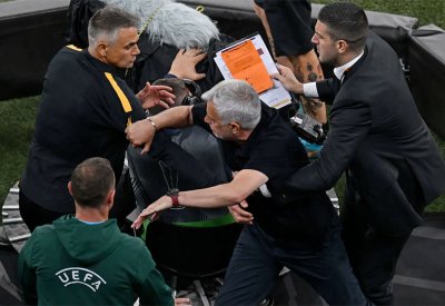 اليويفا يعلن عقوبة مورينيو بعد واقعة "سب الحكم"