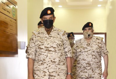 القائد العام لقوة دفاع البحرين يتفقد إحدى وحدات قوة دفاع البحرين