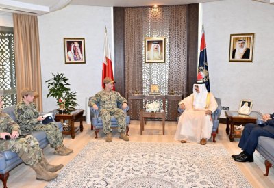وزير الداخلية يبحث التعاون الأمني وتطوير العمل المشترك مع قائد الأسطول الخامس