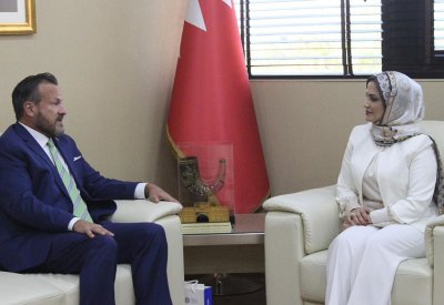 رئيس الجامعة الأمريكية يعرض على الأمين العام لمجلس التعليم العالي خطط الجامعة التطويرية