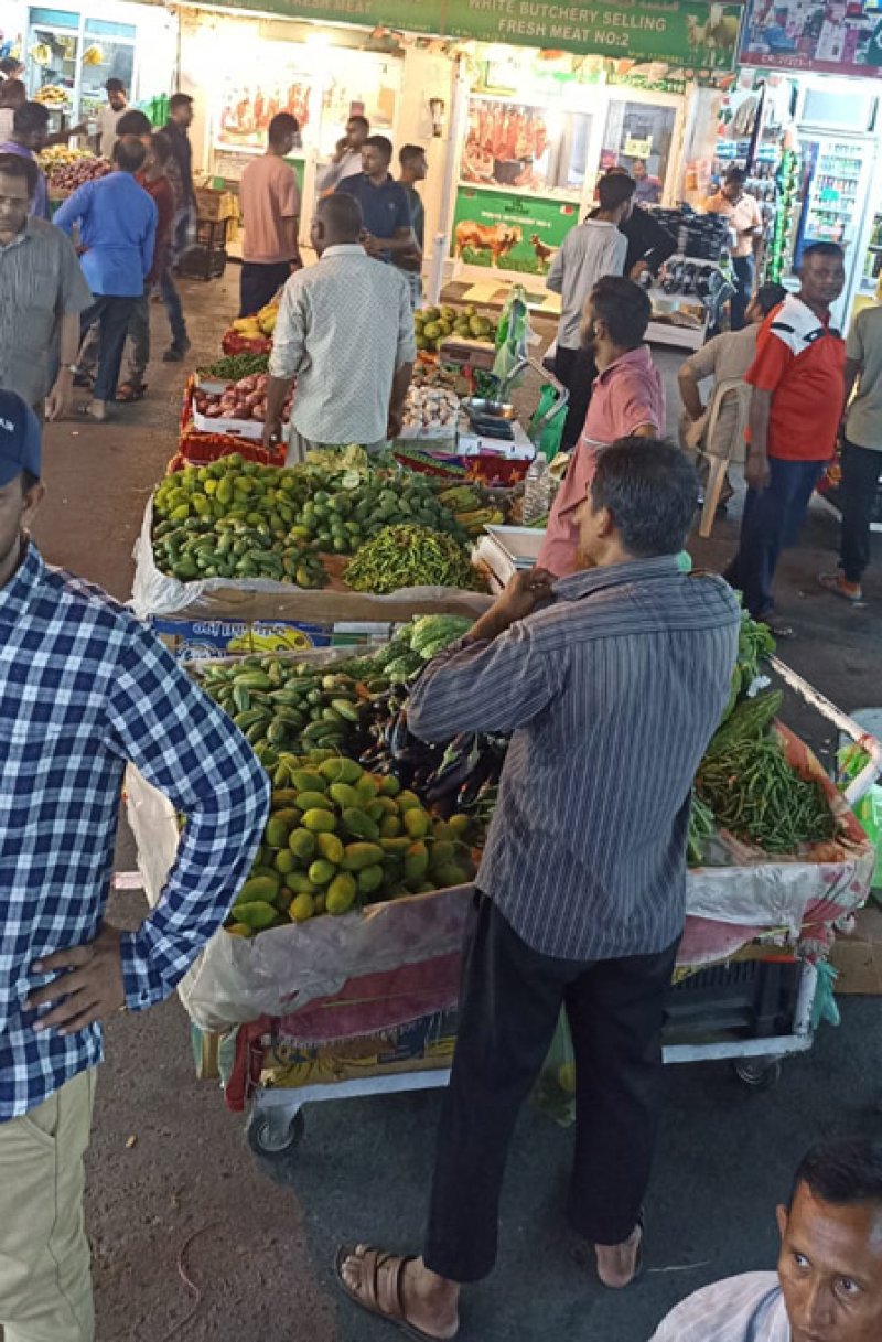 98 عربة في شوارع سوق المنامة بلا حسيب ولا رقيب