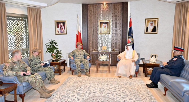 وزير الداخلية يبحث التعاون الأمني وتطوير العمل المشترك مع قائد الأسطول الخامس
