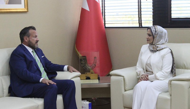 رئيس الجامعة الأمريكية يعرض على الأمين العام لمجلس التعليم العالي خطط الجامعة التطويرية