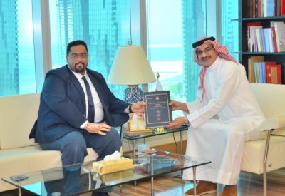 وزير التنمية الاجتماعية يتسلم نسخة من رسالة الماجستير للباحث قاسم حمدان