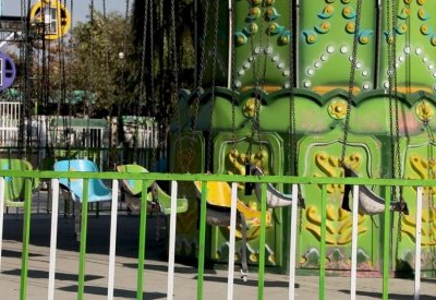 لحظات رعب لا توصف.. هكذا سقطت لعبة بمدينة ملاهٍ مصرية