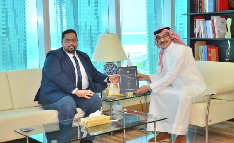 وزير التنمية الاجتماعية يتسلم نسخة من رسالة الماجستير للباحث قاسم حمدان