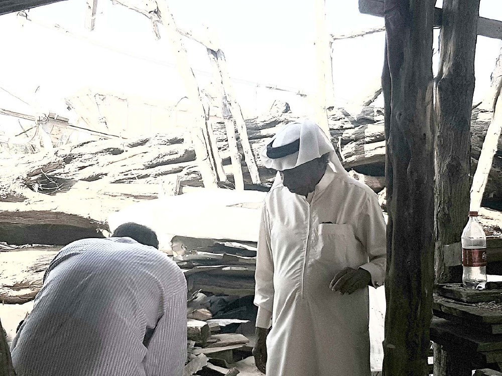 الإشراف على تفاصيل مراحل عمل بناء السفن بدقة