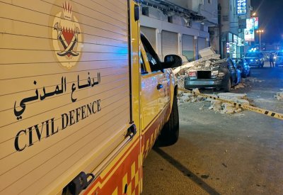 الدفاع المدني يخلي مبنى سكنياً بمنطقة القضيبية بعد سقوط أجزاء من شرفته