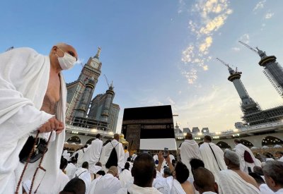 مئات آلاف الحجّاج يؤدون "طواف القدوم" حول الكعبة