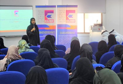 المعلمة زينب سعيد تقدم ورشة عن مبادرتها لتطوير مراكز المعرفة