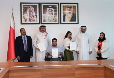 وزير الصناعة والتجارة يكرم مجموعة من رواد الأعمال البحرينيين