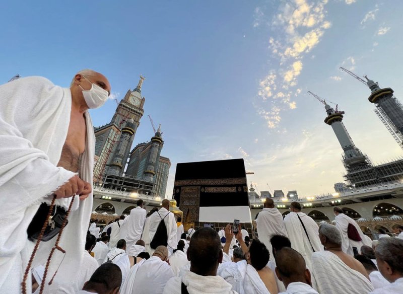 مئات آلاف الحجّاج يؤدون "طواف القدوم" حول الكعبة