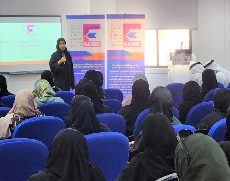 المعلمة زينب سعيد تقدم ورشة عن مبادرتها لتطوير مراكز المعرفة