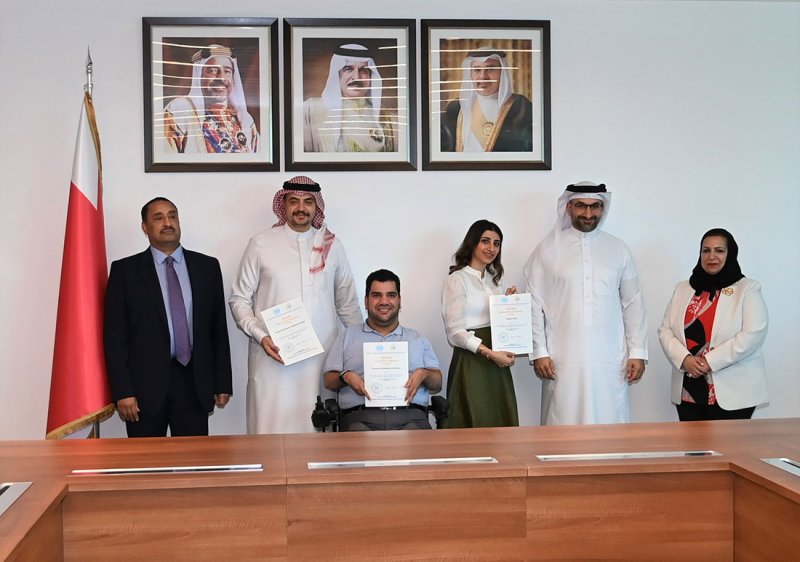 وزير الصناعة والتجارة يكرم مجموعة من رواد الأعمال البحرينيين