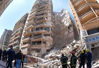 بالفيديو: انهيار عقار في الإسكندرية.. وعدد من السكان تحت الأنقاض