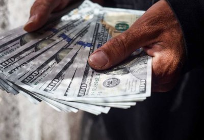 الدولار يهتز مع تركيز المستثمرين على معدلات الفائدة