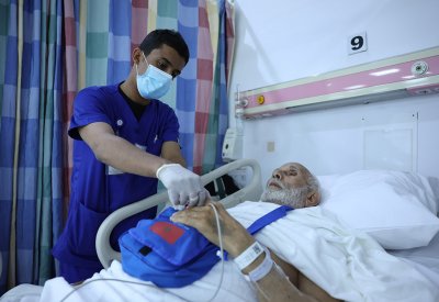 حاج مغربي تعرّضت قدمه للكسر في المدينة وجبرت في مكة ويكمل حجه بسلام