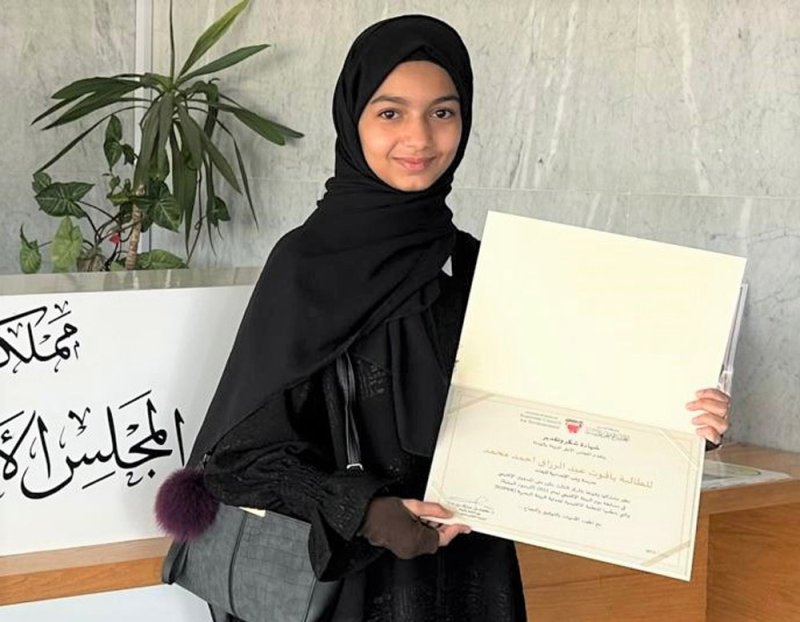 الطالبة الفنانة ياقوت تفوز بالمركز الثالث في المسابقة الإقليمية للبيئة البحرية