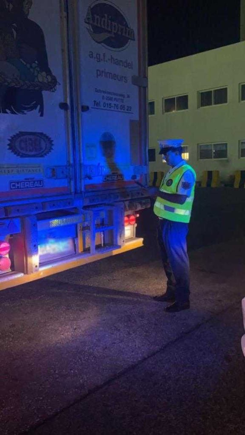 "المرور": اتخاذ الإجراءات القانونية بحق سائق شاحنة لتجاوزه من خلال مسار الطوارئ