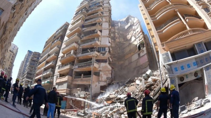بالفيديو: انهيار عقار في الإسكندرية.. وعدد من السكان تحت الأنقاض