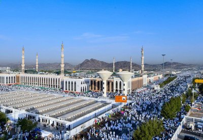بالصور: ضيوف الرحمن يتوافدون إلى صعيد عرفات لأداء ركن الحج الأعظم