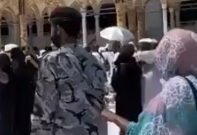 بالفيديو: أمسكت طرف بزته.. مشهد لكفيفة ورجل أمن يخطف القلوب