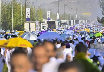 الصحة السعودية للحجاج: التزموا باستخدام المظلات وشرب السوائل