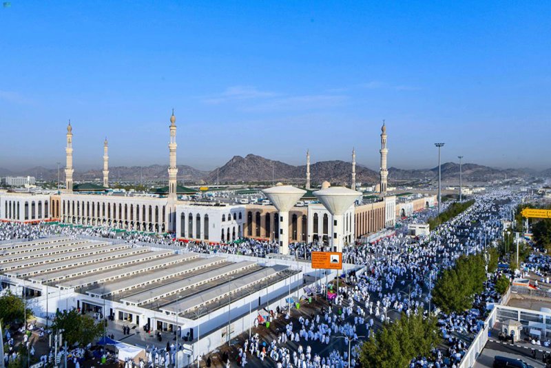 بالصور: ضيوف الرحمن يتوافدون إلى صعيد عرفات لأداء ركن الحج الأعظم