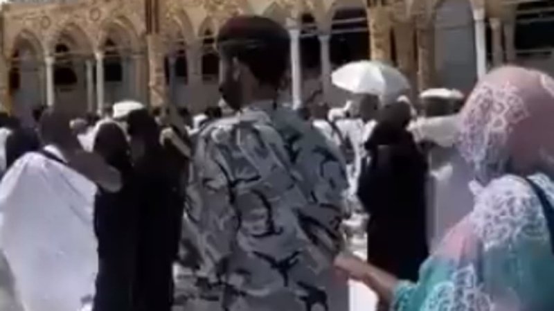 بالفيديو: أمسكت طرف بزته.. مشهد لكفيفة ورجل أمن يخطف القلوب