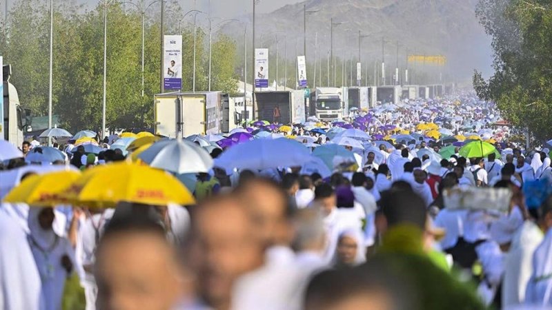 الصحة السعودية للحجاج: التزموا باستخدام المظلات وشرب السوائل