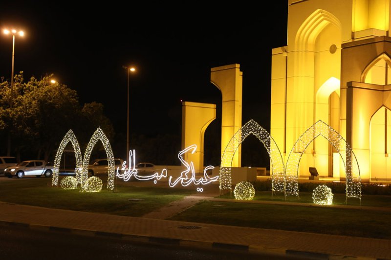 بلدية المنطقة الجنوبية تزين دوار الساعة وبوابة المدينة بالإنارة الليلية وعبارات التهنئة