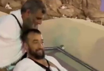 بالفيديو: حاج بساق واحدة يدفع صديقه على كرسي متحرك