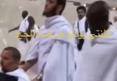 بالفيديو: كانتي يحمل عكازي إسماعيل بن ناصر أثناء فريضة الحج