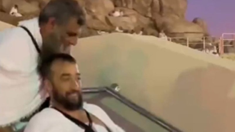 بالفيديو: حاج بساق واحدة يدفع صديقه على كرسي متحرك