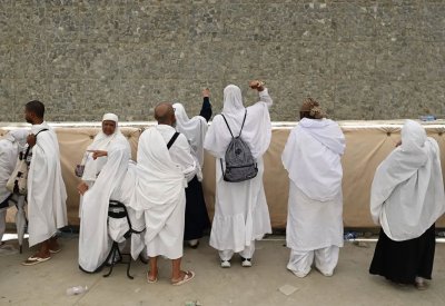 الحجاج يستقبلون أول أيام التشريق برمي الجمرة الصغرى