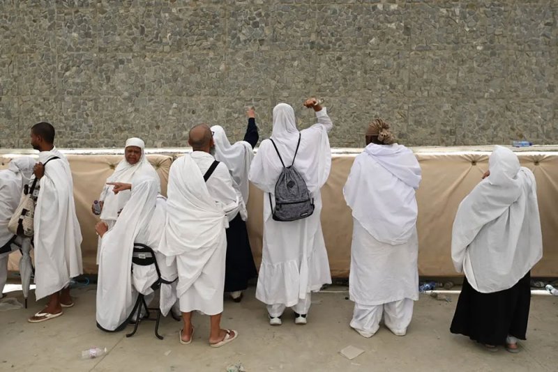 الحجاج يستقبلون أول أيام التشريق برمي الجمرة الصغرى