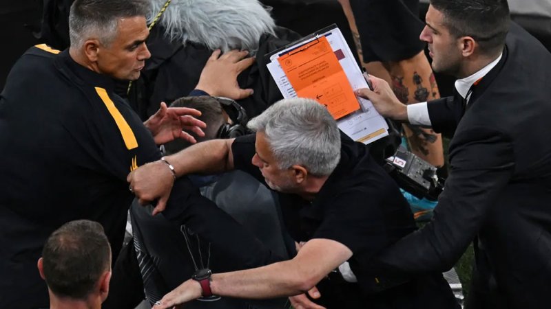 50 ألف يورو غرامة والإيقاف لـ"مورينيو" بسبب إهانة حكم