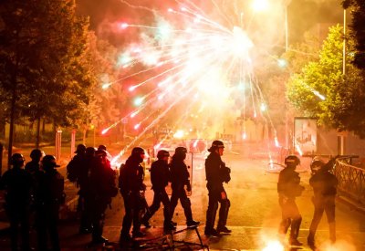 الشغب يهز فرنسا.. توقيف 667 شخصاً وماكرون يترأس اجتماعاً لخلية الأزمة