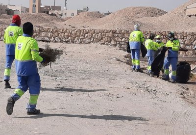 أعمال النظافة اليومية.. حركة لا تتوقف من العمل