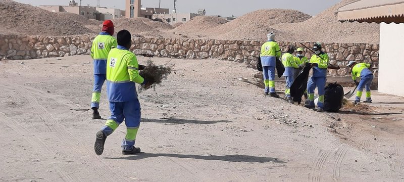 أعمال النظافة اليومية.. حركة لا تتوقف من العمل