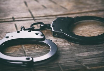 طفل الـ3 سنوات بلل فراشه فسجناه.. قصة شرطيين لا يتخيلها عقل