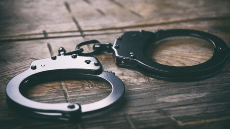 طفل الـ3 سنوات بلل فراشه فسجناه.. قصة شرطيين لا يتخيلها عقل