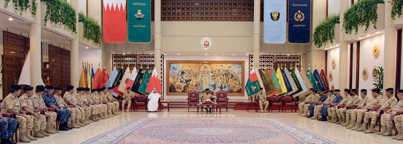 القائد العام لقوة دفاع البحرين يلتقي بعدد من كبار ضباط قوة دفاع البحرين