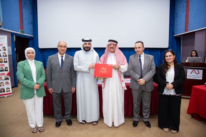 آداب الأهلية تحتفي بالباحثين والطلبة المتميزين