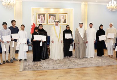 محافظ العاصمة يكرم الطلبة الخريجين الأوائل بمدارس المرحلة الثانوية بالمحافظة