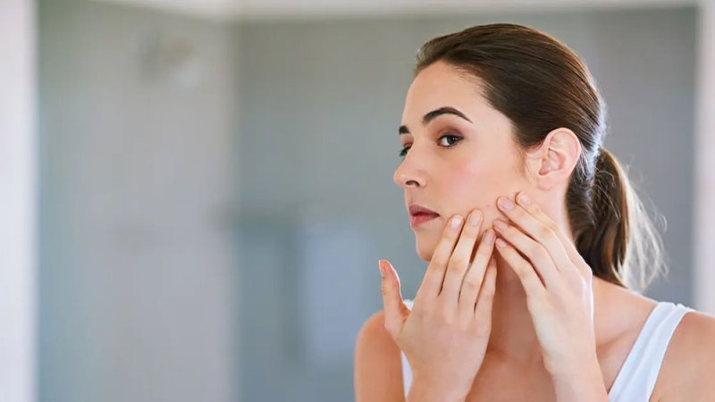 بدلاً من المضادات الحيوية.. لصقات إبر مجهرية لعلاج حب الشباب